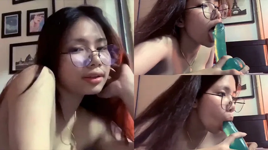 Bokep ABG Cindo Masih Bocil Ngemut Dildo