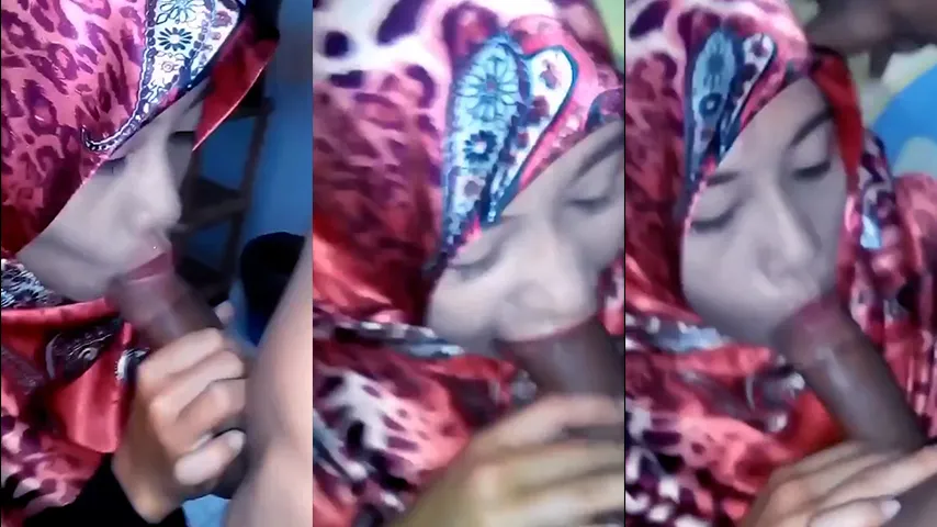 Bokep Tante Hijab Merah Sepong Kontol